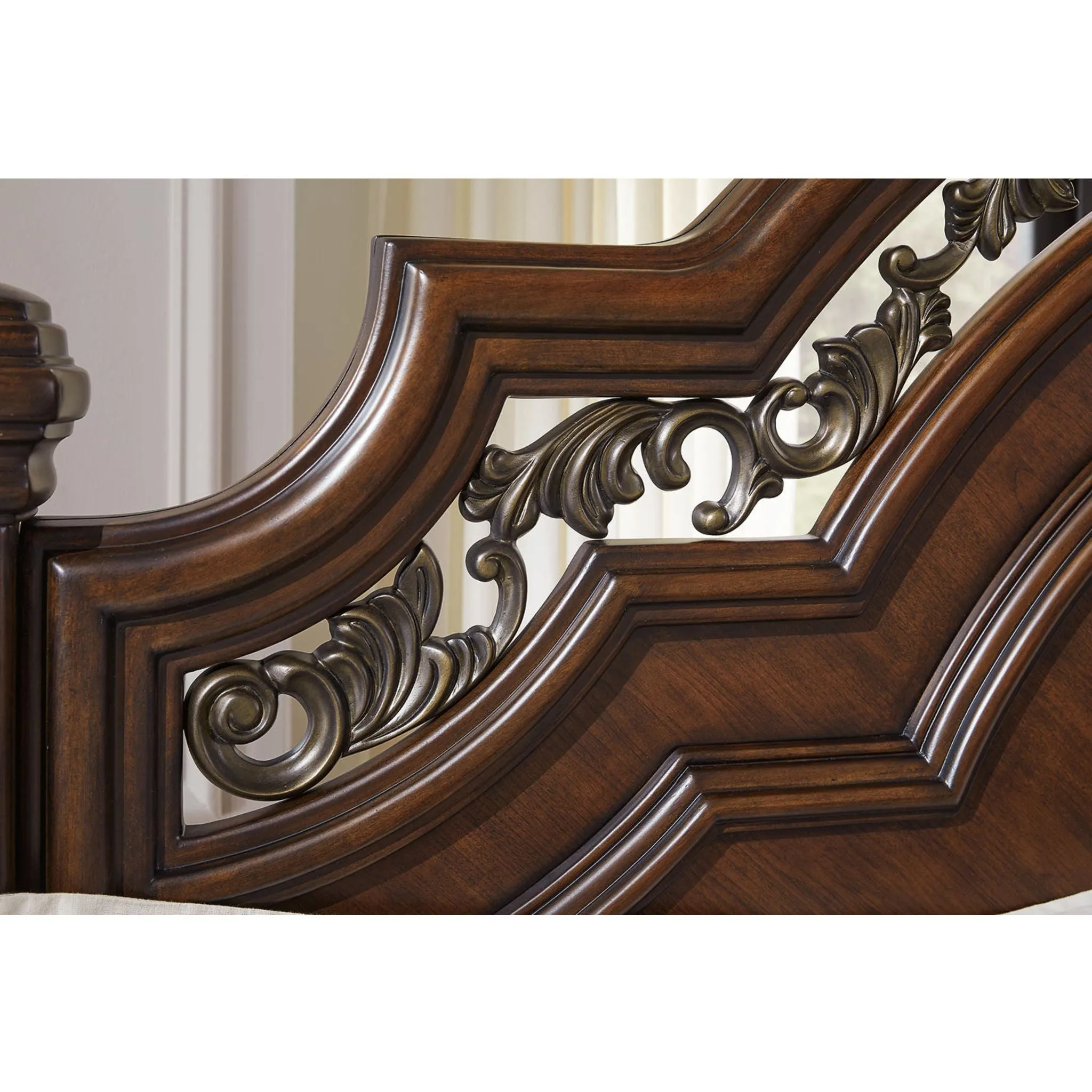 Lavinton Poster Bed