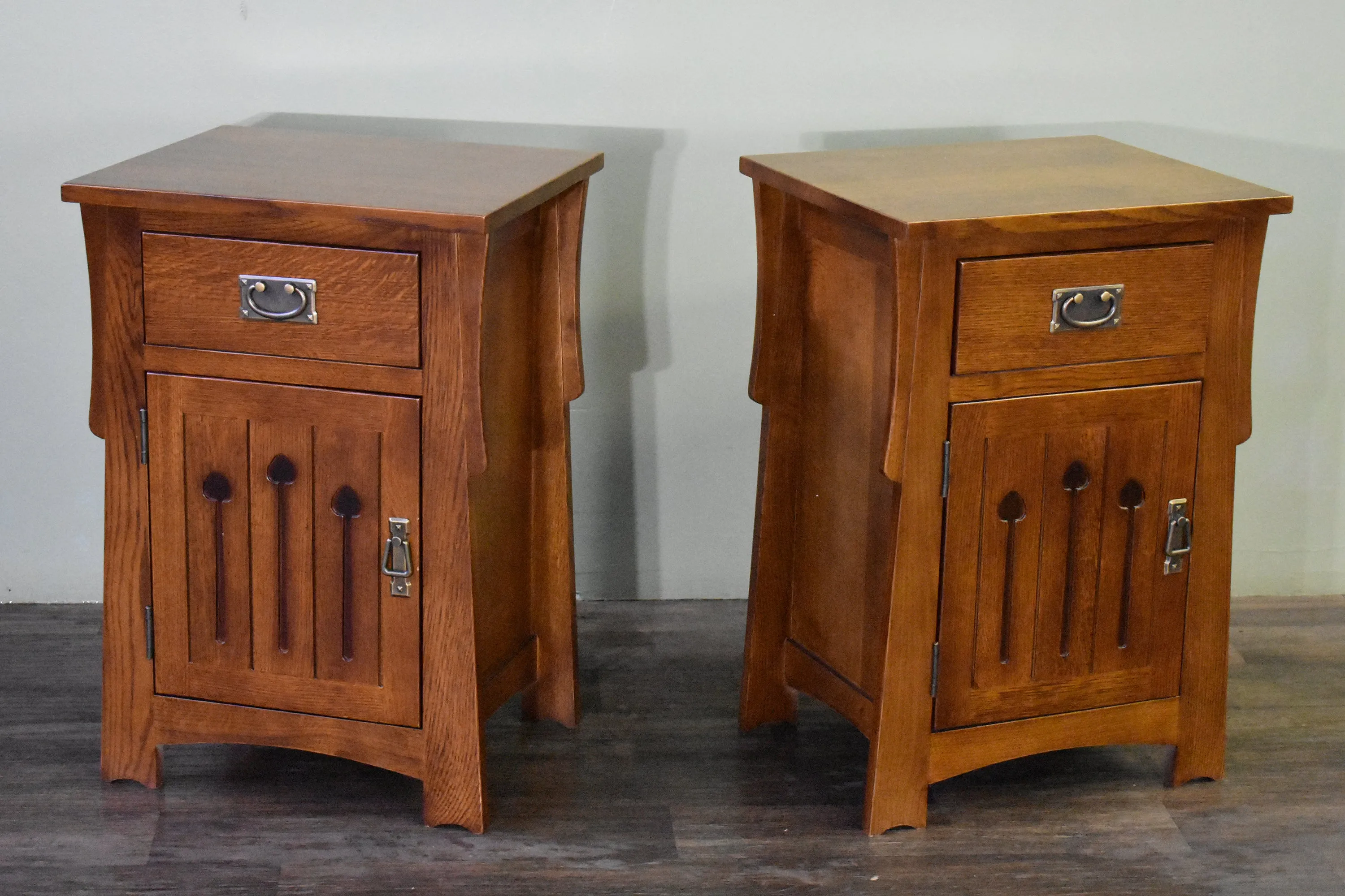 Mission Style Solid Quarter Sawn Oak Keyhole Nightstand