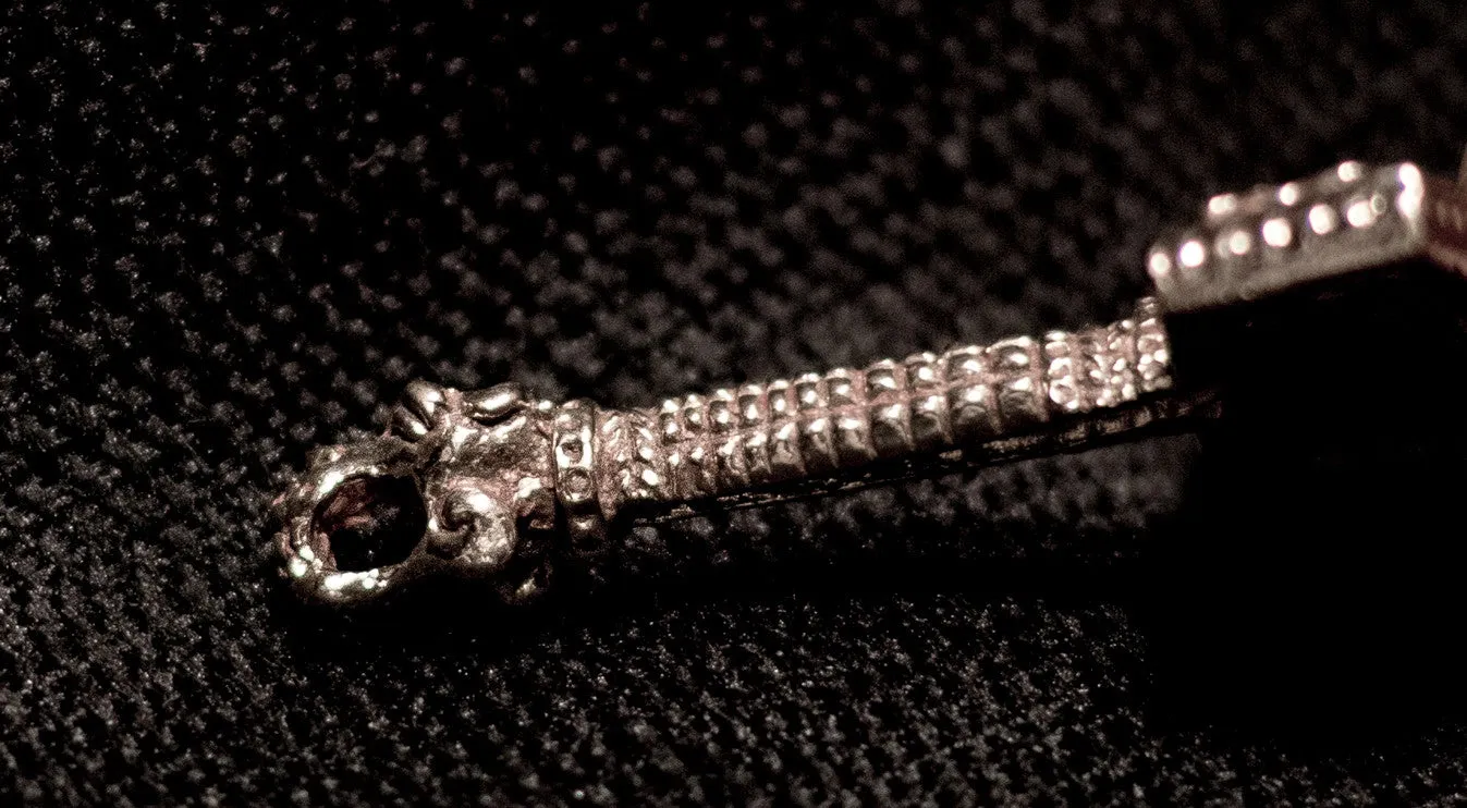 Silver Thor's Hammer with dogs of war - NS40